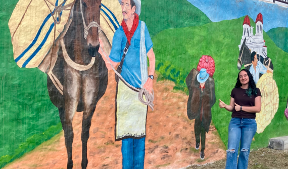 Mural pintado que representa las tradiciones agrícolas de San Vicente, un pueblo