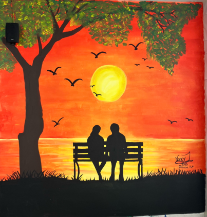 Mural con siluetas de dos personas sentadas en una banca frente a un atardecer, con un árbol, aves volando y el sol reflejándose en el agua.